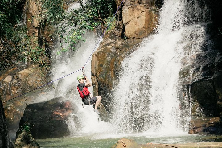 Aventure de canyoning extrême à la cascade de Datanla à Da Lat, Vietnam, avec descente en rappel et toboggans aquatiques, photo 11 | wizardtrip