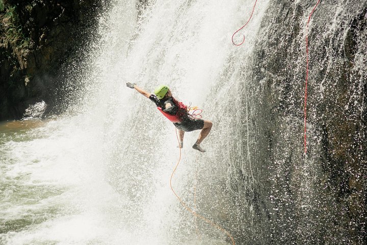 Aventure de canyoning extrême à la cascade de Datanla à Da Lat, Vietnam, avec descente en rappel et toboggans aquatiques, photo 13 | wizardtrip