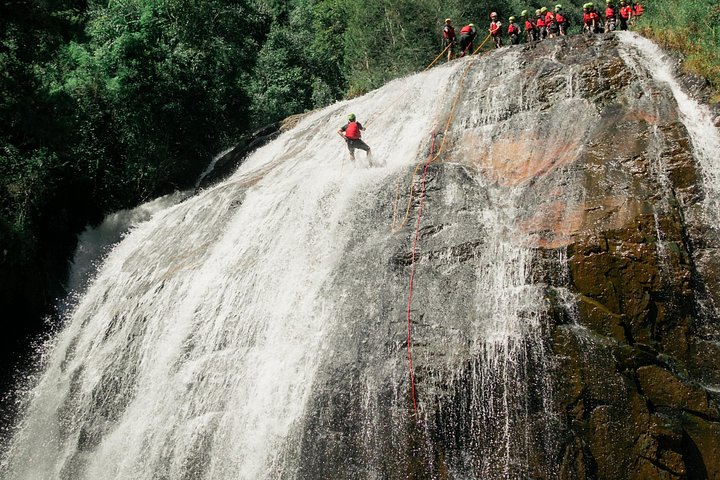 Aventure de canyoning extrême à la cascade de Datanla à Da Lat, Vietnam, avec descente en rappel et toboggans aquatiques, photo 15 | wizardtrip