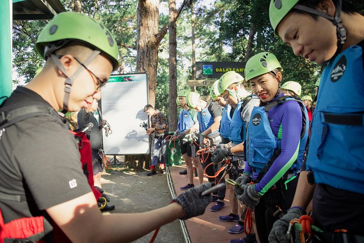 Aventure de canyoning extrême à la cascade de Datanla à Da Lat, Vietnam, avec descente en rappel et toboggans aquatiques, photo 16 | wizardtrip