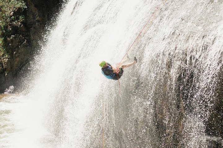 Aventure de canyoning extrême à la cascade de Datanla à Da Lat, Vietnam, avec descente en rappel et toboggans aquatiques, photo 17 | wizardtrip