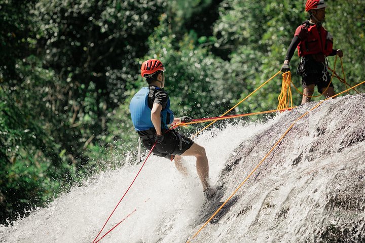 Aventure de canyoning extrême à la cascade de Datanla à Da Lat, Vietnam, avec descente en rappel et toboggans aquatiques, photo 18 | wizardtrip