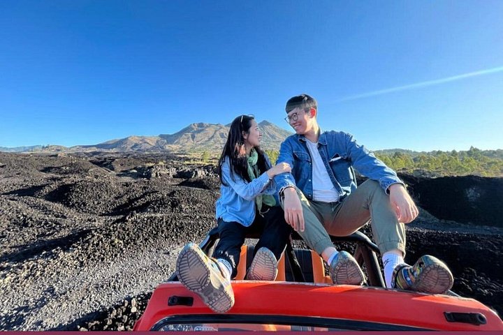 Admirez un lever de soleil époustouflant sur le Mont Batur depuis une Jeep classique, en explorant les champs de lave noire à Bali, photo 6 | wizardtrip