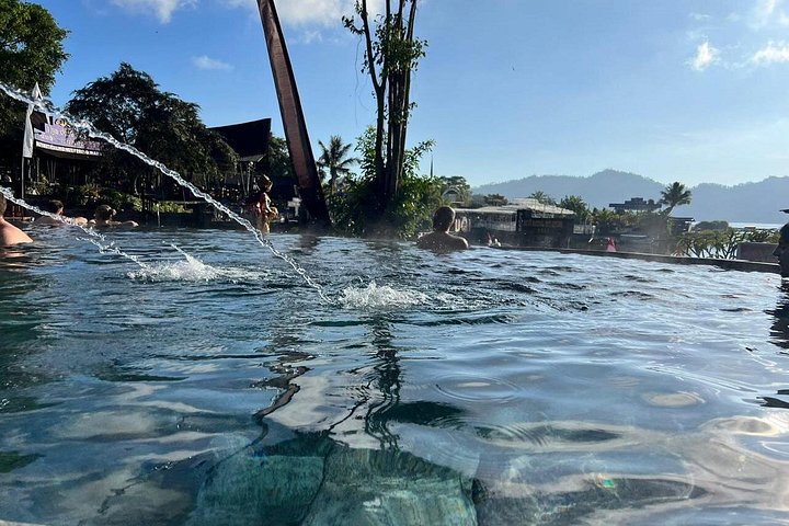 Admirez un lever de soleil époustouflant sur le Mont Batur depuis une Jeep classique, en explorant les champs de lave noire à Bali, photo 8 | wizardtrip