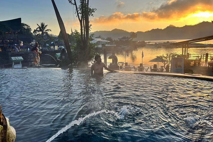 Admirez un lever de soleil époustouflant sur le Mont Batur depuis une Jeep classique, en explorant les champs de lave noire à Bali, photo 10 | wizardtrip