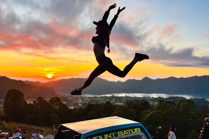 Admirez un lever de soleil époustouflant sur le Mont Batur depuis une Jeep classique, en explorant les champs de lave noire à Bali, photo 12 | wizardtrip