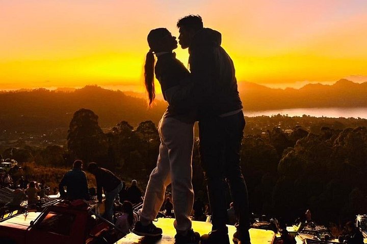 Admirez un lever de soleil époustouflant sur le Mont Batur depuis une Jeep classique, en explorant les champs de lave noire à Bali, photo 13 | wizardtrip