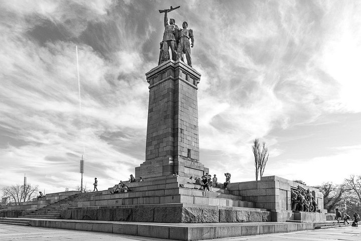 Udforsk Sofias kommunistiske historie på en guidet gåtur, der dækker vigtige vartegn og historisk indsigt, foto 6 | wizardtrip
