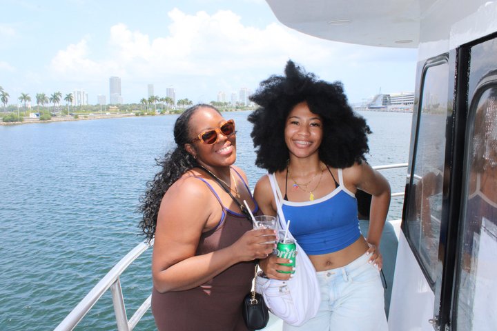 Nyt et avslappende Miami cocktailcruise ved solnedgang, med utsikt over byens lys og naturskjønn utsikt, foto 6 | wizardtrip