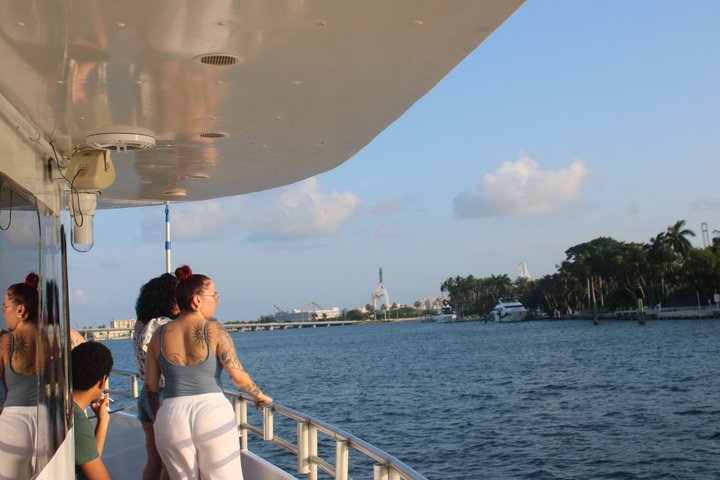 Nyt et avslappende Miami cocktailcruise ved solnedgang, med utsikt over byens lys og naturskjønn utsikt, foto 7 | wizardtrip