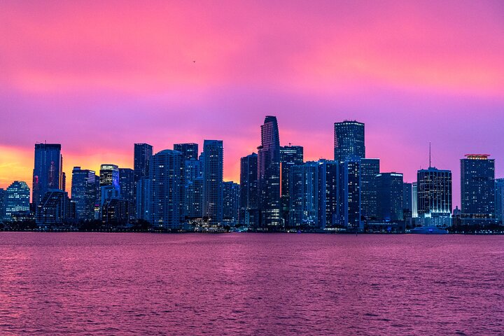 Nyt et avslappende Miami cocktailcruise ved solnedgang, med utsikt over byens lys og naturskjønn utsikt, foto 8 | wizardtrip