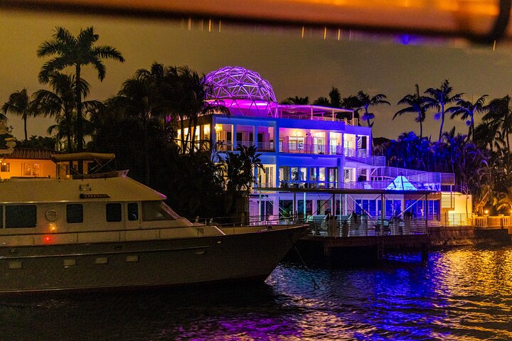 Nyt et avslappende Miami cocktailcruise ved solnedgang, med utsikt over byens lys og naturskjønn utsikt, foto 9 | wizardtrip