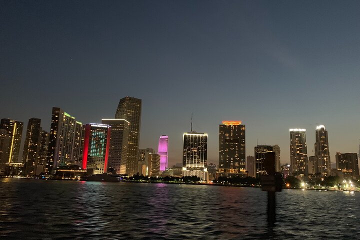 Nyt et avslappende Miami cocktailcruise ved solnedgang, med utsikt over byens lys og naturskjønn utsikt, foto 10 | wizardtrip