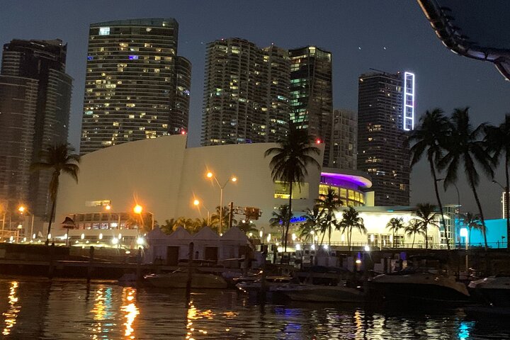 Nyt et avslappende Miami cocktailcruise ved solnedgang, med utsikt over byens lys og naturskjønn utsikt, foto 11 | wizardtrip