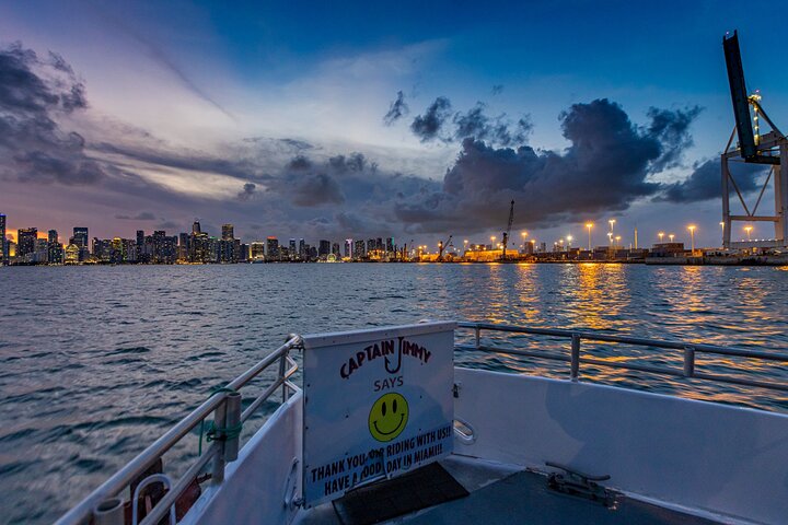 Nyt et avslappende Miami cocktailcruise ved solnedgang, med utsikt over byens lys og naturskjønn utsikt, foto 12 | wizardtrip