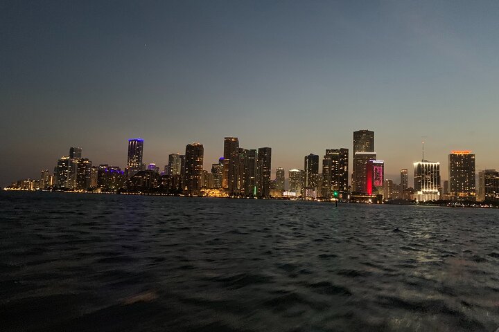 Nyt et avslappende Miami cocktailcruise ved solnedgang, med utsikt over byens lys og naturskjønn utsikt, foto 13 | wizardtrip