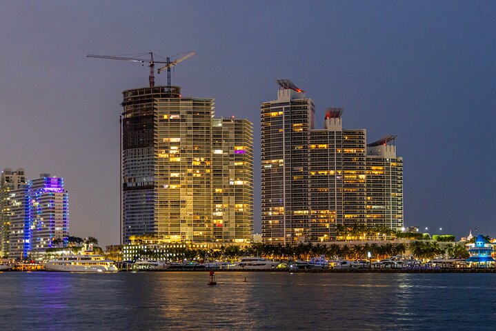Nyt et avslappende Miami cocktailcruise ved solnedgang, med utsikt over byens lys og naturskjønn utsikt, foto 16 | wizardtrip