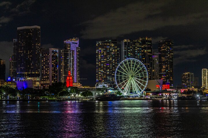 Nyt et avslappende Miami cocktailcruise ved solnedgang, med utsikt over byens lys og naturskjønn utsikt, foto 18 | wizardtrip