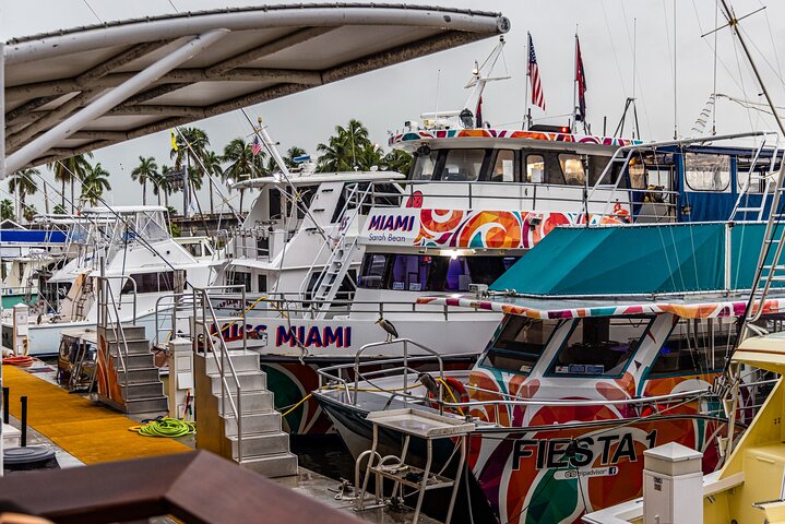 Nyt et avslappende Miami cocktailcruise ved solnedgang, med utsikt over byens lys og naturskjønn utsikt, foto 20 | wizardtrip