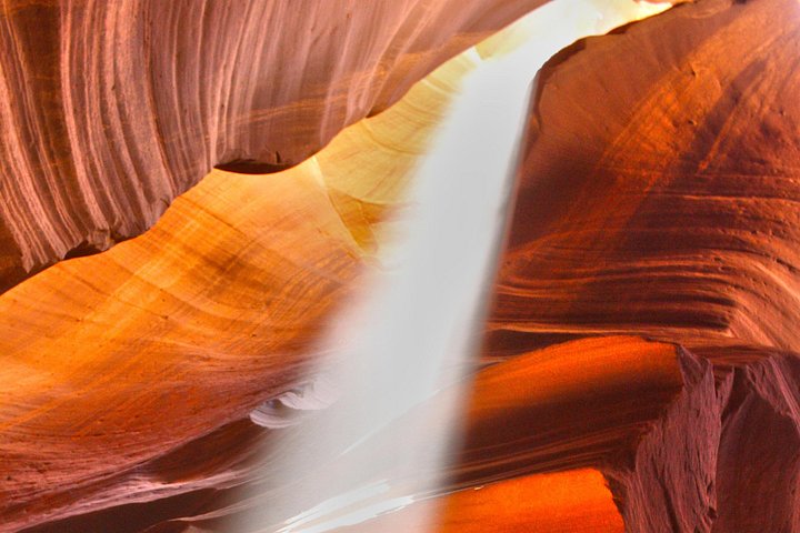 Visite guidée du magnifique Upper Antelope Canyon à Page, USA, mettant en valeur sa lumière et ses formations naturelles, photo 7 | wizardtrip