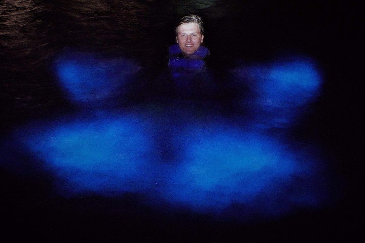 グランドケイマンの夜の生物発光シュノーケルツアー、光る海とボートを紹介、写真6 | wizardtrip