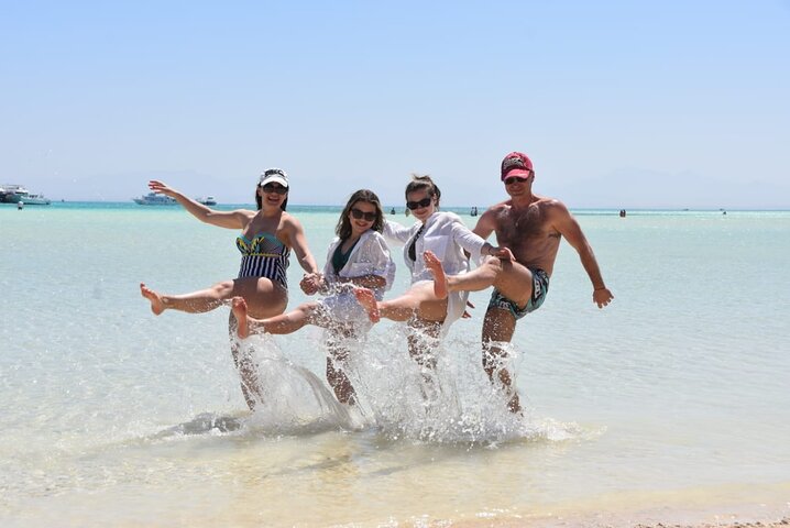 En livlig båttur till Orange Bay Island, Hurghada, med snorkling och avkoppling, foto 14 | wizardtrip
