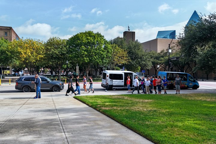 Tur i åben varebil i Dallas forbi vartegn som JFK Memorial og Pioneer Plaza, foto 11 | wizardtrip