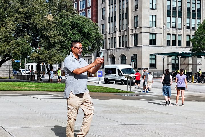 Tur i åben varebil i Dallas forbi vartegn som JFK Memorial og Pioneer Plaza, foto 13 | wizardtrip