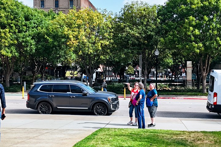 Tur i åben varebil i Dallas forbi vartegn som JFK Memorial og Pioneer Plaza, foto 14 | wizardtrip