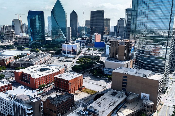 Tur i åben varebil i Dallas forbi vartegn som JFK Memorial og Pioneer Plaza, foto 16 | wizardtrip