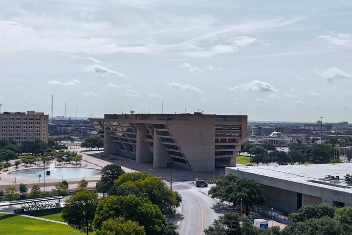Tur i åben varebil i Dallas forbi vartegn som JFK Memorial og Pioneer Plaza, foto 17 | wizardtrip