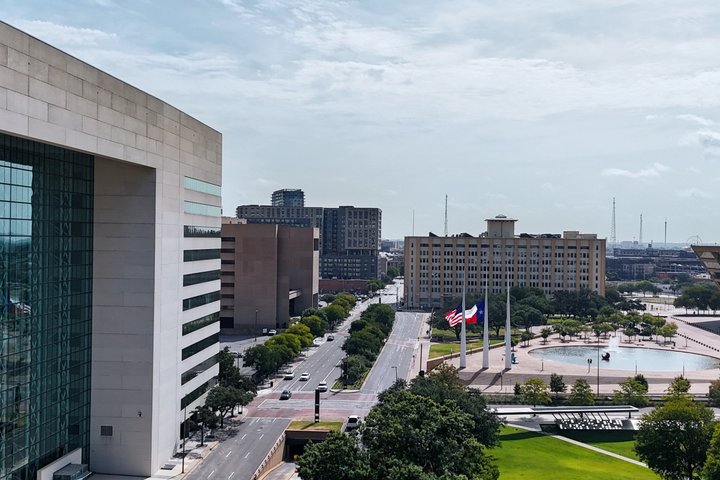 Tur i åben varebil i Dallas forbi vartegn som JFK Memorial og Pioneer Plaza, foto 18 | wizardtrip