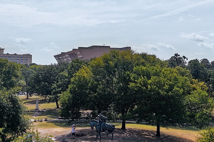 Tur i åben varebil i Dallas forbi vartegn som JFK Memorial og Pioneer Plaza, foto 33 | wizardtrip