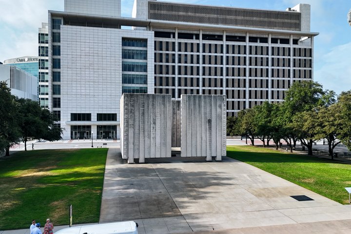Tur i åben varebil i Dallas forbi vartegn som JFK Memorial og Pioneer Plaza, foto 48 | wizardtrip