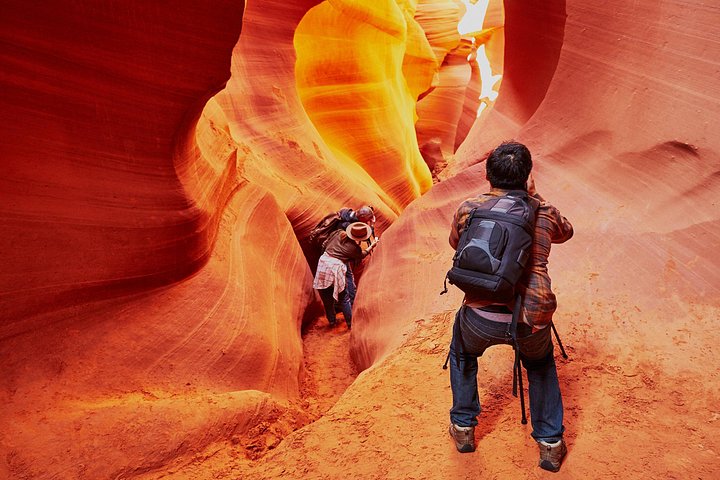 Udforsk de fantastiske sandstensformationer og smalle passager i Lower Antelope Canyon på en guidet tur i Page, Arizona, foto 6 | wizardtrip
