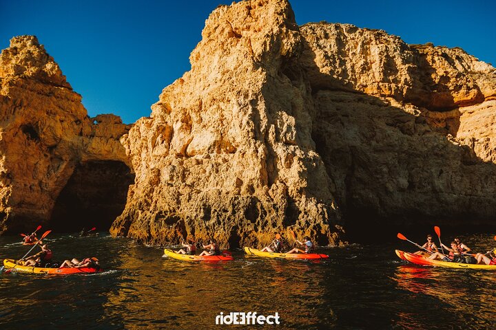 Kajakfahrer erkunden die atemberaubenden Meereshöhlen und die Küste von Lagos, Portugal, Foto 9 | wizardtrip