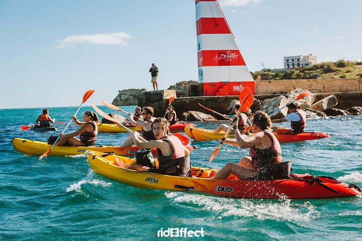 Kajakfahrer erkunden die atemberaubenden Meereshöhlen und die Küste von Lagos, Portugal, Foto 10 | wizardtrip