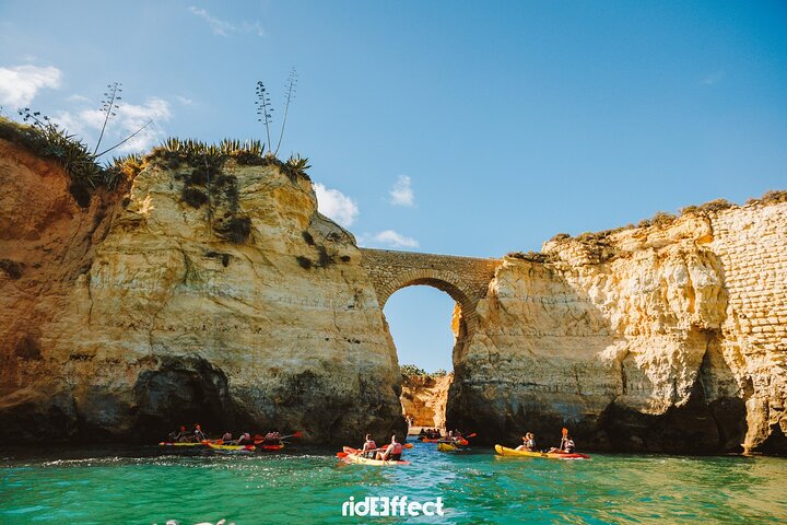 Kajakfahrer erkunden die atemberaubenden Meereshöhlen und die Küste von Lagos, Portugal, Foto 11 | wizardtrip
