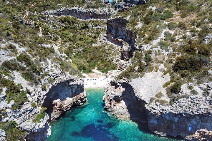 Grotta Azzurra e Tour in Barca a Hvar: Piccolo Gruppo da Spalato o Brač | wizardtrip