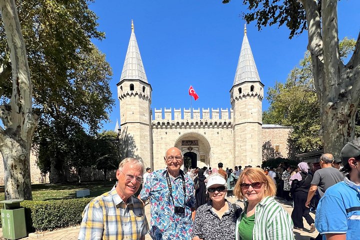Tour privado guiado por los monumentos históricos icónicos de Estambul, incluyendo Santa Sofía, la Mezquita Azul y el Palacio de Topkapi, foto 14 | wizardtrip