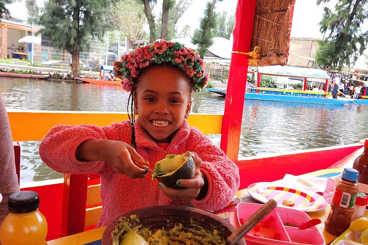 Festa su una trajinera a Xochimilco con bevande illimitate e preparazione del guacamole, foto 21 | wizardtrip