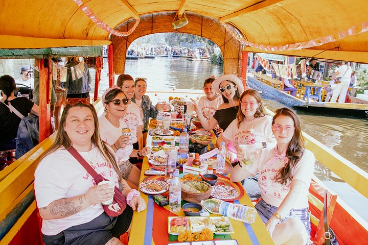 Festa su una trajinera a Xochimilco con bevande illimitate e preparazione del guacamole, foto 33 | wizardtrip