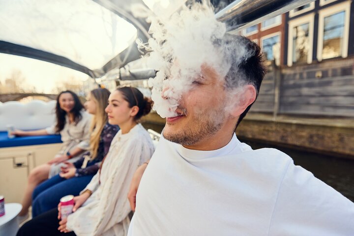 Croisière "Smoke Friendly" dans les Coffee Shops d'Amsterdam sur un Bateau de Luxe | wizardtrip