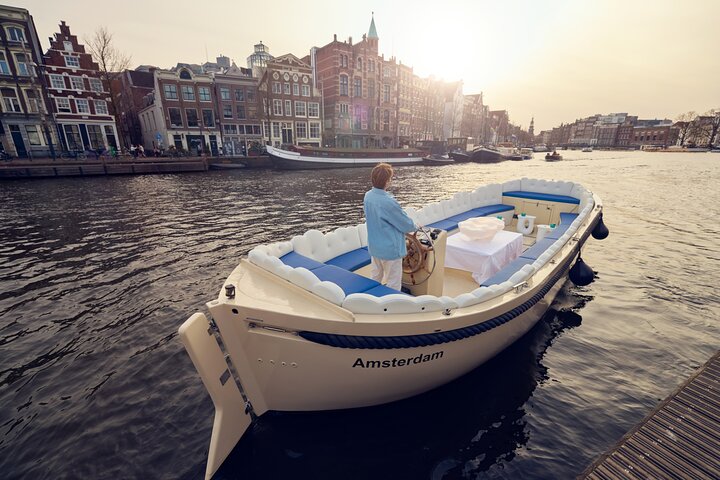 Crociera sui canali "smoke-friendly" su una barca di lusso ad Amsterdam, con vista sui canali e sulla città, foto 8 | wizardtrip
