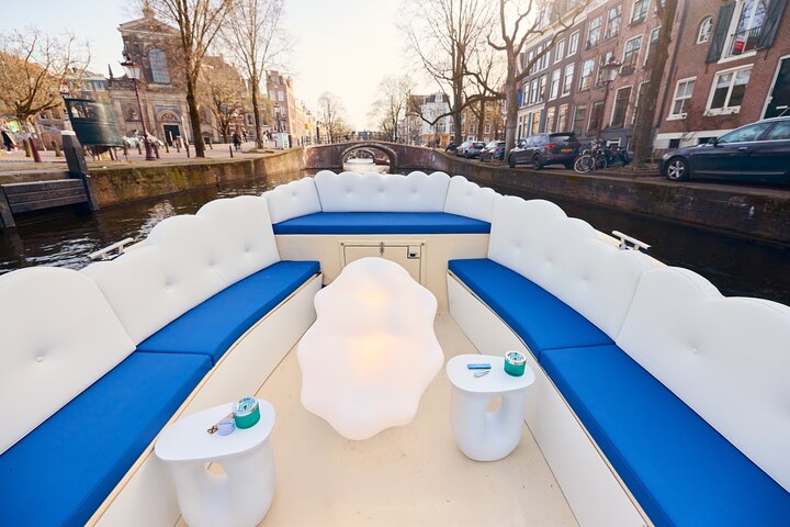 Crociera sui canali "smoke-friendly" su una barca di lusso ad Amsterdam, con vista sui canali e sulla città, foto 10 | wizardtrip