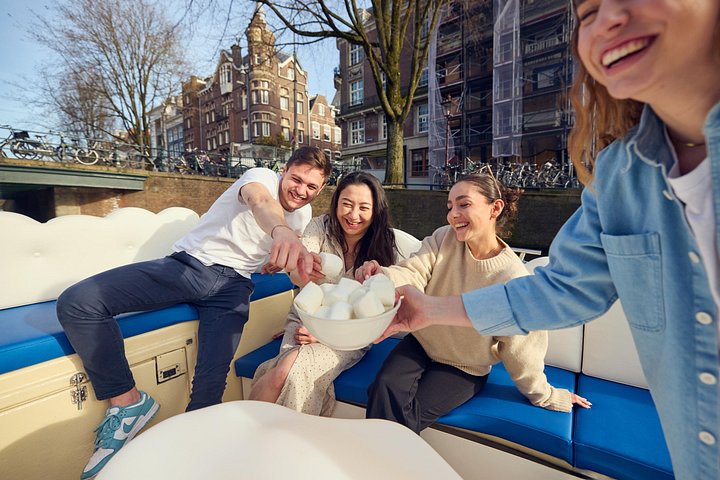 Crociera sui canali "smoke-friendly" su una barca di lusso ad Amsterdam, con vista sui canali e sulla città, foto 12 | wizardtrip