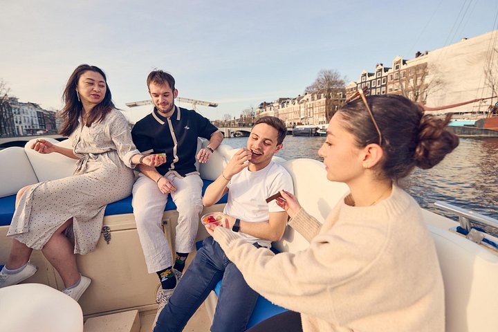 Crociera sui canali "smoke-friendly" su una barca di lusso ad Amsterdam, con vista sui canali e sulla città, foto 14 | wizardtrip