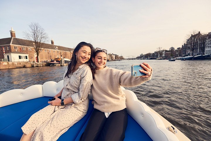 Crociera sui canali "smoke-friendly" su una barca di lusso ad Amsterdam, con vista sui canali e sulla città, foto 15 | wizardtrip