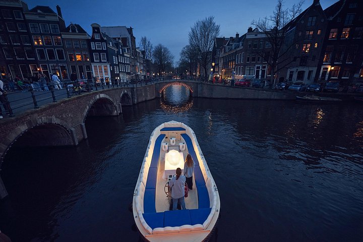 Crociera sui canali "smoke-friendly" su una barca di lusso ad Amsterdam, con vista sui canali e sulla città, foto 16 | wizardtrip