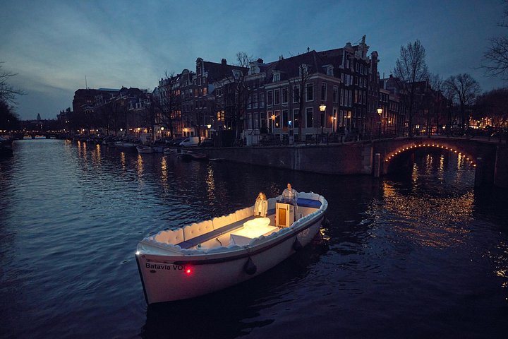 Crociera sui canali "smoke-friendly" su una barca di lusso ad Amsterdam, con vista sui canali e sulla città, foto 17 | wizardtrip